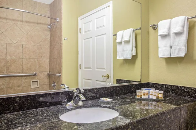 غرفة ديلوكس بسرير كينج، La Quinta Inn Suites Belton Temple South 3/4