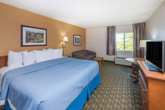 غرفة بسرير كينج لذوي الإعاقة، Days Inn By Wyndham Kirksville 1/2