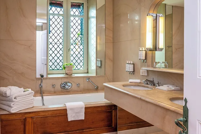 جناح جونيور بسرير كينج مع أريكة، Hotel de la Cité Carcassonne - MGallery Collection 2/4