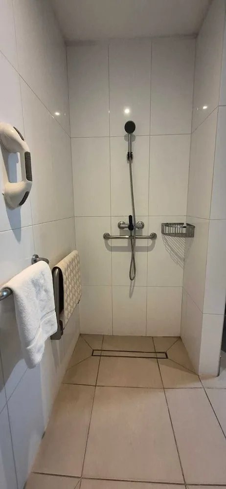 جناح بسرير كينج بغرفة نوم واحدة لذوي الإعاقة، Radisson Hotel Curico 2/2