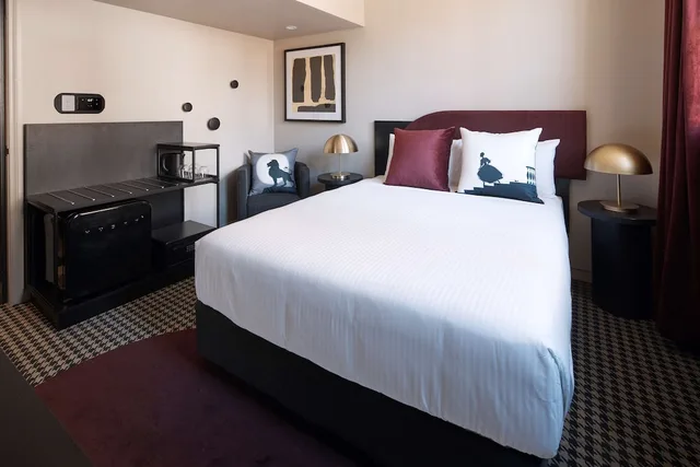 غرفة بسرير كوين، The Capitol Hotel 1/2