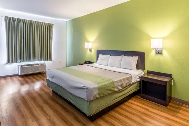 غرفة بسرير كينج لغير المدخنين، Motel6 North Richland Hills, TX - NE Fort Worth 5/9