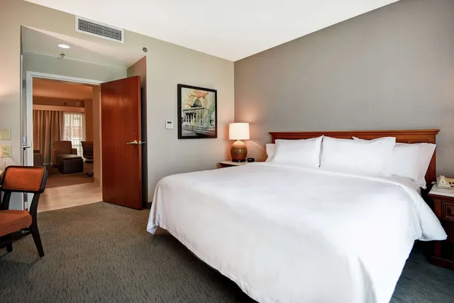 جناح بسرير كينج، Embassy Suites Little Rock 1/5