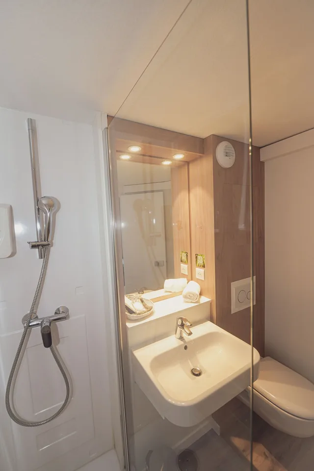 غرفة ثلاثية بثلاثة أسرّة، Logis Hotel Angers Sud Rest Henriett 2/3