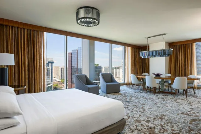 Cosmopolitan, Suite, King Bed, Pool View, Sofa, Corner، MARRIOTT MARQUIS HOUSTON 2/7