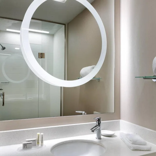 جناح بسرير كينج مع سرير سحّاب إضافي مع أريكة لذوي الإعاقة، Springhill Suites Provo 2/4