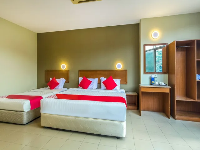 Superior, Suite, 1 Double and 1 Single Bed, Super OYO 828 Comfort Hotel Shah Alam 1/2