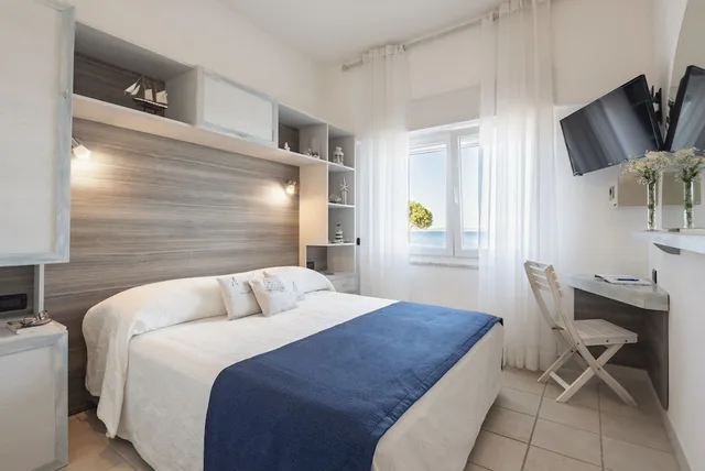 غرفة اقتصادية بسريرين منفصلين بإطلالة على البحر، La Caletta Hotel 1/5