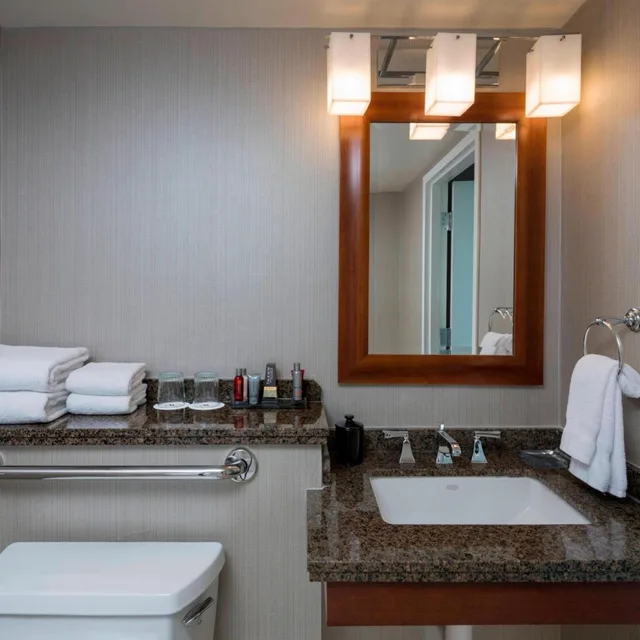 غرفة كبيرة ركنية بسرير كينج، Falls Church Marriott Fairview Park 4/6