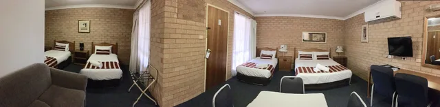 غرفة عائلية بسرير كوين وسريرين فرديين، AALANA MOTOR INN 7/7