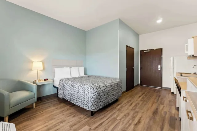 غرفة بسرير كوين، WoodSpring Suites Easton Nazareth 2/3