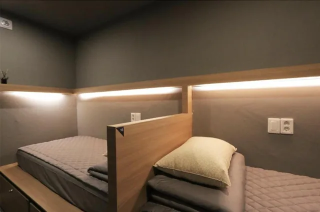 غرفة قياسية بسريرين منفصلين بحمام مشترك، Blueboat Hostel Jeonju 4/6