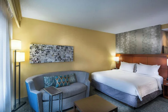 غرفة بسرير كينج مع أريكة، Courtyard Greensboro Airport 4/10