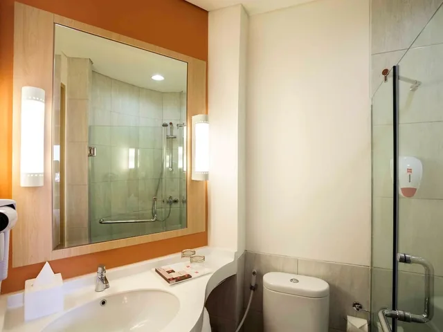 Jungle, Family, Double Bed, Accessible، Ibis Jakarta Harmoni 3/3