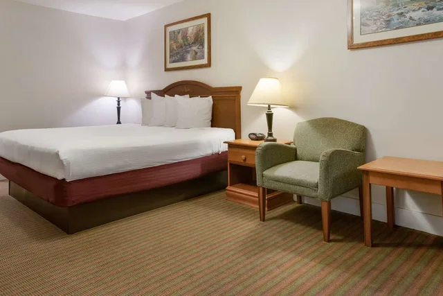 Room, King Bed, Smoking, SureStay Hotel By Best Western Leesville 3/6