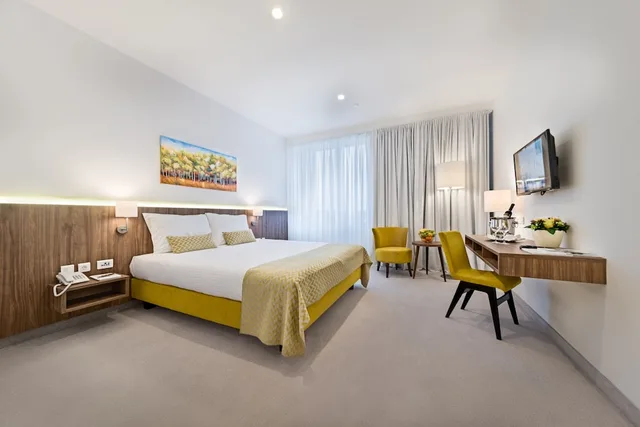 Room, Queen Bed, Garden Hill 2/5