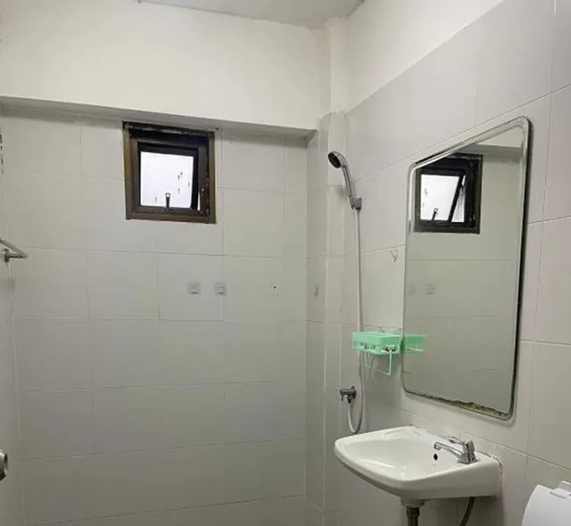 Bed In Male Dorm Room, OYO 75577 Palace Hostel 3/3