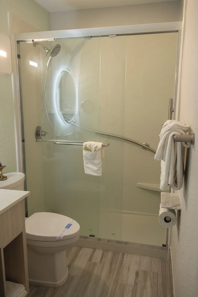 Room, Queen Bed, Sofa, Outer Banks Inn 8/10