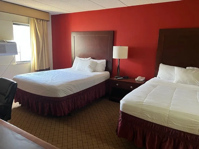 غرفة قياسية بسريرين كوين، Clarion Hotel & Conference Center Lansing West 5/8