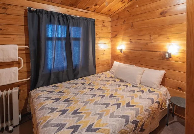 غرفة بسرير كوين بحمام مشترك، Skotel Alpine Resort 2/5