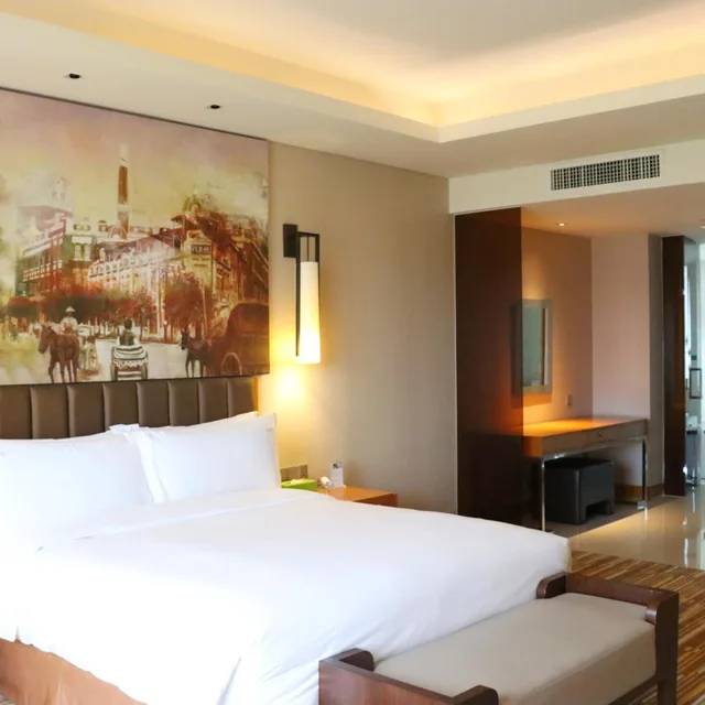 1 Bedroom, Study, Suite, King Bed, HOLIDAY INN GUANGZHOU SCIENCE CITY 1/9