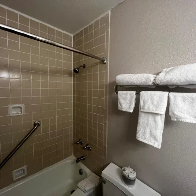 غرفة بسريرين مزدوجين بحوض استحمام لذوي الإعاقة، Baymont By Wyndham Port Arthur 8/9