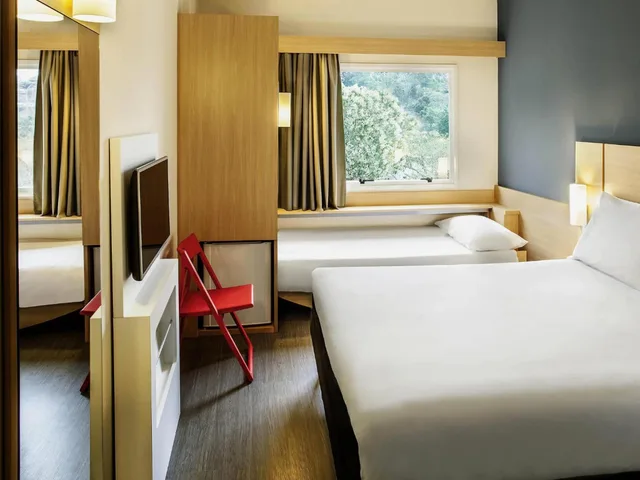 Standard, 1 Double and 1 Single Bed, with Child Extra Bed، Ibis Juiz De Fora 1/5