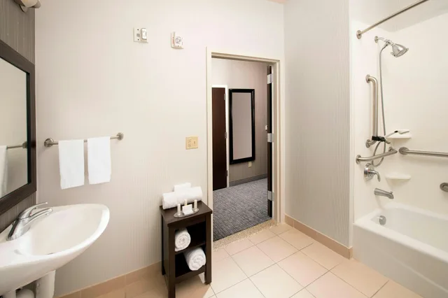 غرفة بسرير كينج، Courtyard by Marriott Tyler 2/7