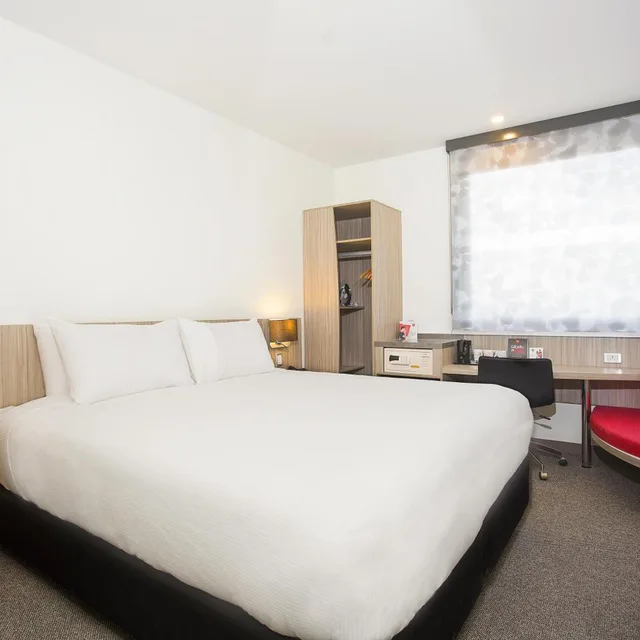 غرفة قياسية بسرير كينج وسرير كوين، Ibis Mackay 1/7