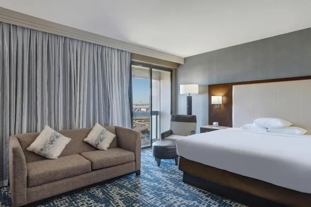 جناح جونيور بسرير كينج مع أريكة، Hyatt Regency DFW International Airport 1/6