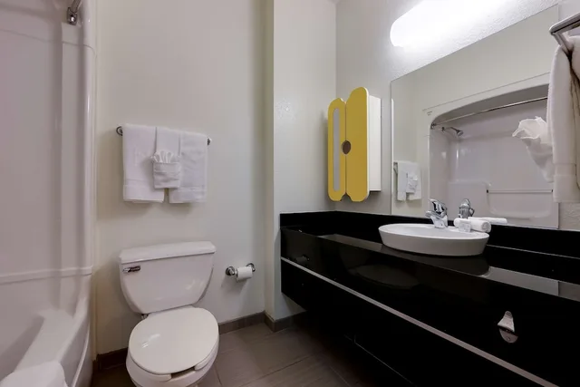 غرفة قياسية بسريرين مزدوجين، Studio6 Mississauga, ON - Toronto 6/7