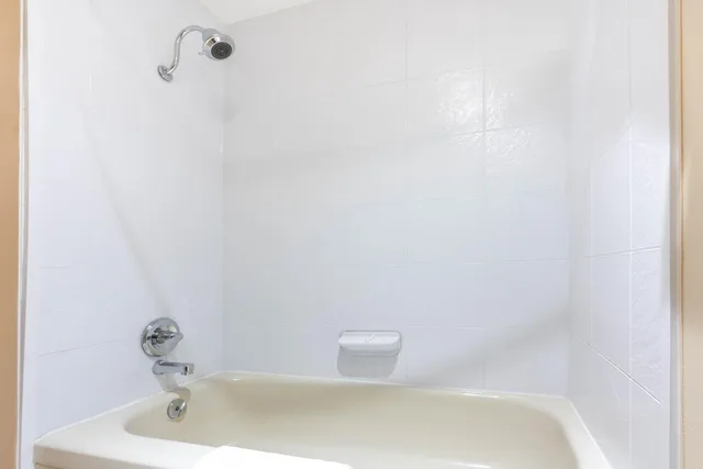 غرفة بسرير فردي وسريرين مزدوجين، Ramada By Wyndham Coquitlam 6/6