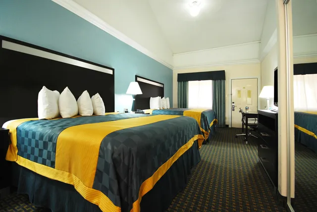 غرفة بسريرين كينج، Americas Best Value Inn Sinton 1/3
