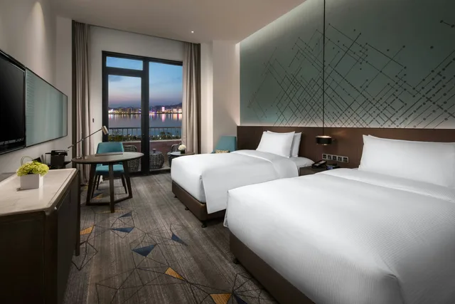غرفة ديلوكس بسريرين منفصلين بإطلالة على البحر بشرفة، DoubleTree by Hilton Qingdao Oriental Movie Metropolis 1/6