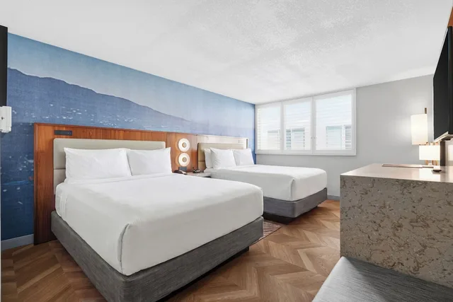 Standard, 2 Queen Beds, Gateway Hotel Santa Monica 3/7