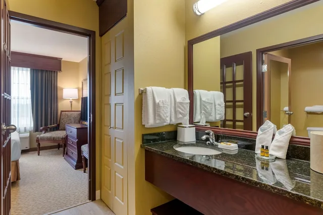 جناح بسرير كوين مع أريكة بمنطقة جلوس، Best Western Plus Grand-Sault Hotel & Suites 8/8