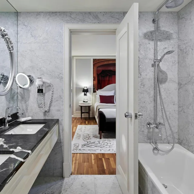 Sezen Aksu, Suite, King Bed، TITANIC Gendarmenmarkt Berlin 5/6
