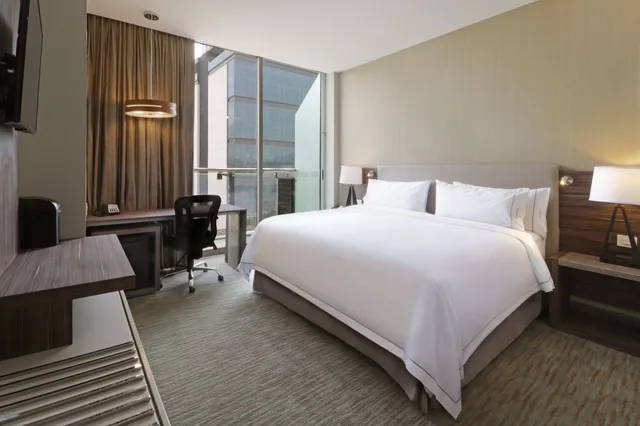 Ballpark, Standard, King Bed, Balcony، Holiday Inn Express Suites Monterrey Valle 1/10