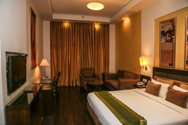 Master, Deluxe، Hotel Western Court Panchkula 2/2