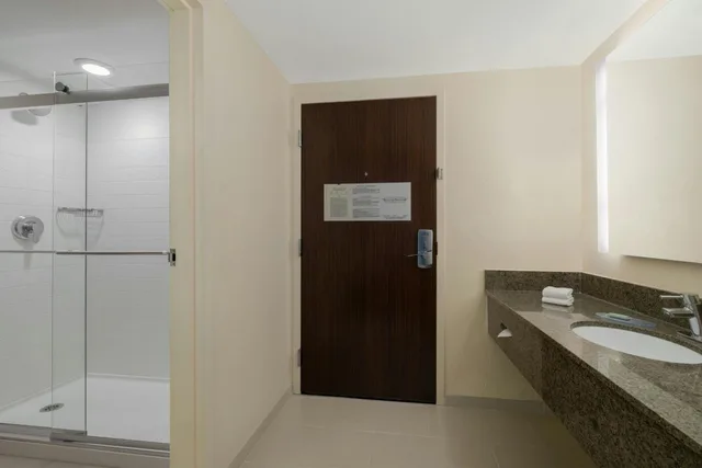 غرفة بسرير كينج بحوض استحمام لذوي الإعاقة، Fairfield by Marriott Inn & Suites Herndon Reston 3/7