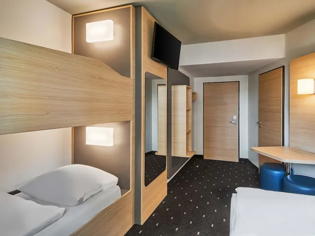 غرفة عائلية رباعية بسرير كوين وسرير بطابقين، B&B Hotel Frankfurt-West 3/4