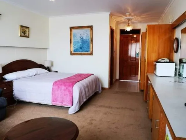 غرفة قياسية ثلاثية بسرير كوين وسرير فردي، MOTEL MAYFAIR ON CAVELL 3/5