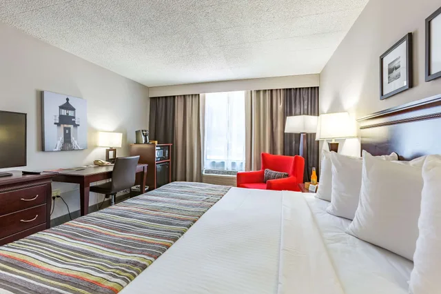 غرفة بسرير كينج، Country Inn and Suites by Radisson, Traverse City, MI 1/4