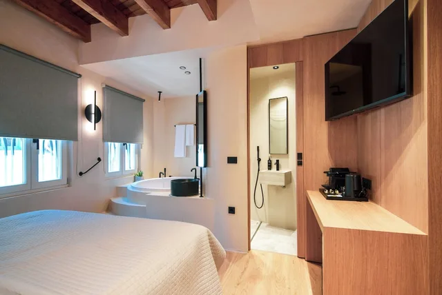 غرفة داخلية بسرير مزدوج بحوض استحمام، Consolato Boutique Suites 1/10
