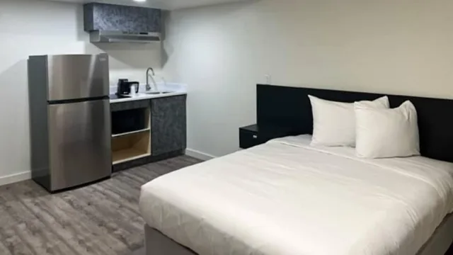 غرفة قياسية بسرير كوين بمطبخ، Studio6 Pasco, WA 3/4