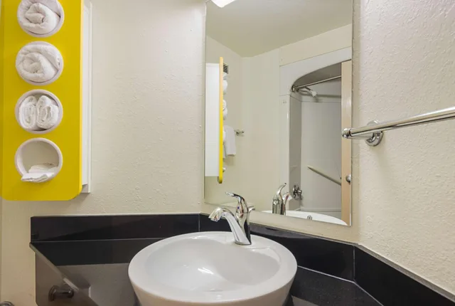 غرفة بسرير كينج وسرير كوين، Motel6 Whitby ON - Toronto East 9/10