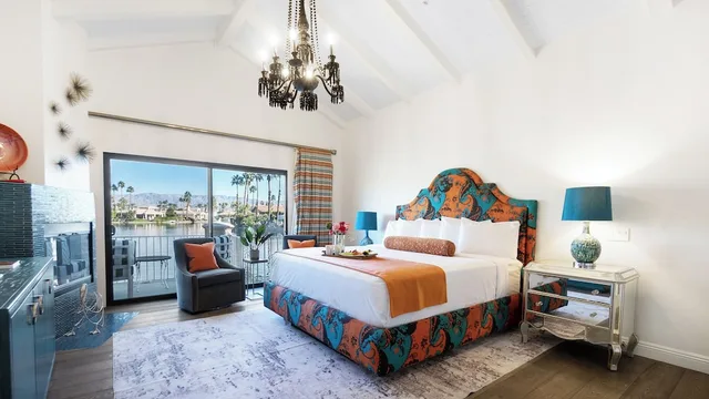 غرفة فاخرة بسرير كينج، The Chateau at Lake La Quinta 2/5