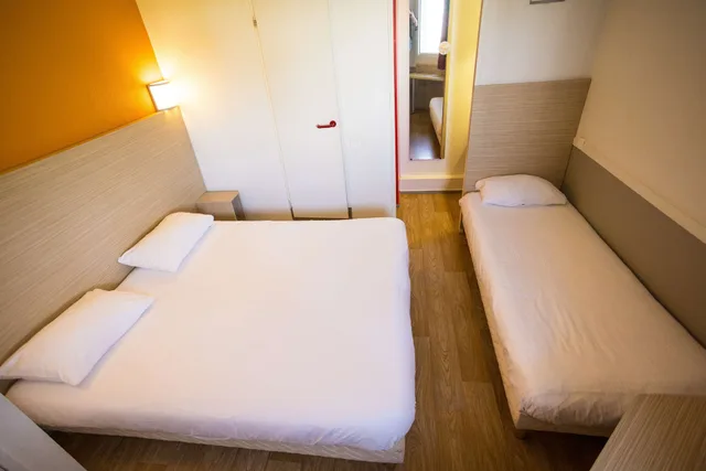 Standard, 1 Double and 1 Single Bed, Premiere Classe Cherbourg Tourlaville 4/10