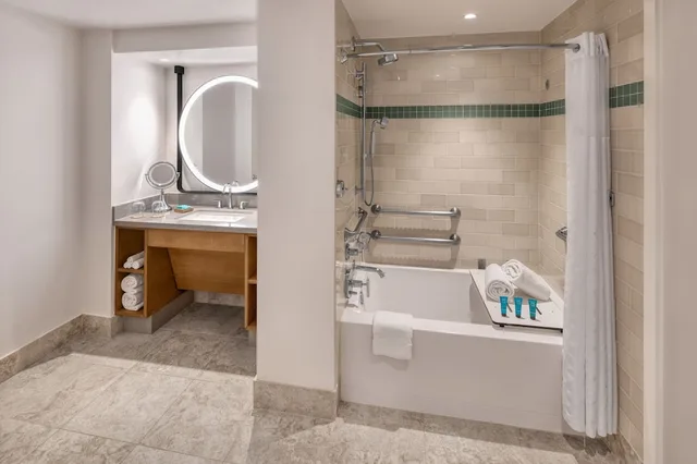 غرفة بسريرين كوين بإطلالة على البحر لذوي الإعاقة، The Ritz-Carlton O ahu, Turtle Bay 5/7