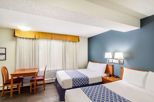 Efficiency, Suite, 3 Double Beds، Econo Lodge Inn & Suites Calgary - University 2/4